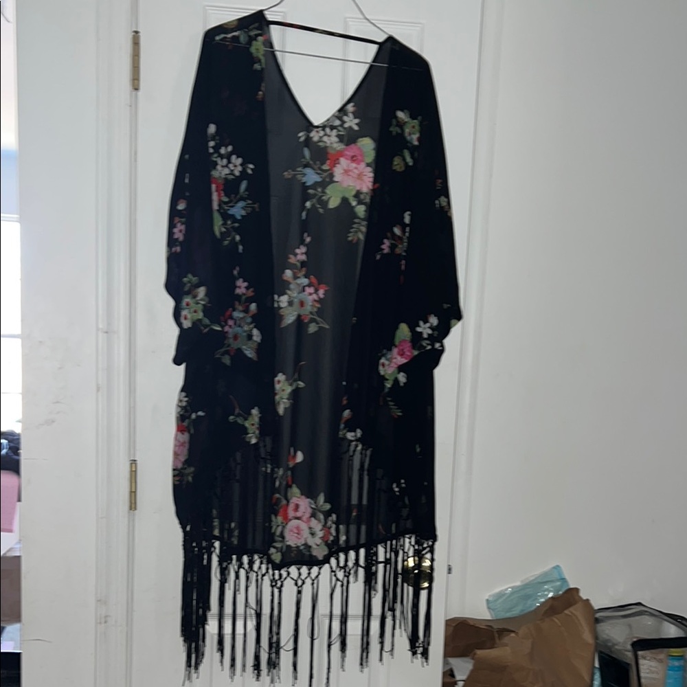 Xhilaration floral kimono duster. Size missing please read description